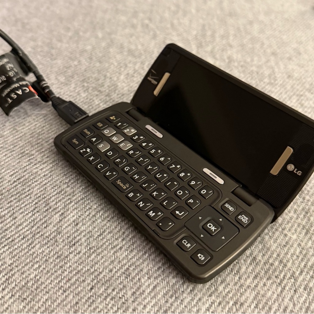 LG enV Touch VX11000 side-flip phone
